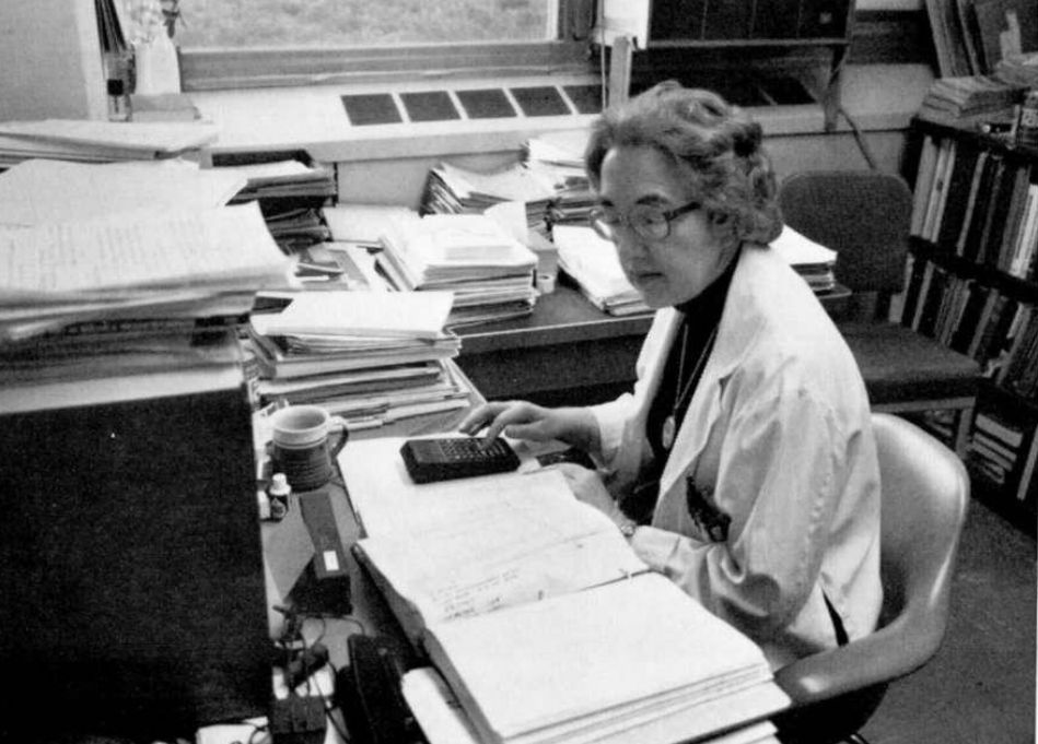 Nansie Sharpless, sorda desde los 14, revolucionó el estudio del Parkinson con L-DOPA. Rompió barreras en ciencia. ¡Lee su historia inspiradora! 