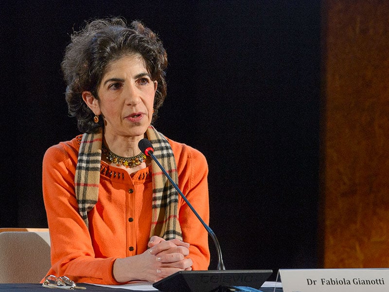 Estudió latín, griego y piano, y llegó a la física persiguiendo las preguntas de la filosofía. El 4 de julio de 2012, Fabiola Gianotti presentó ante el mundo los resultados de ATLAS que confirmaron el bosón de Higgs. Física de partículas italiana, en 2016 se convirtió en la primera mujer al frente del CERN, que dirigió durante dos mandatos. El jueves cumplió 66 años. Desliza para conocer su historia y lee el post completo en cienciaen7minutos.com.